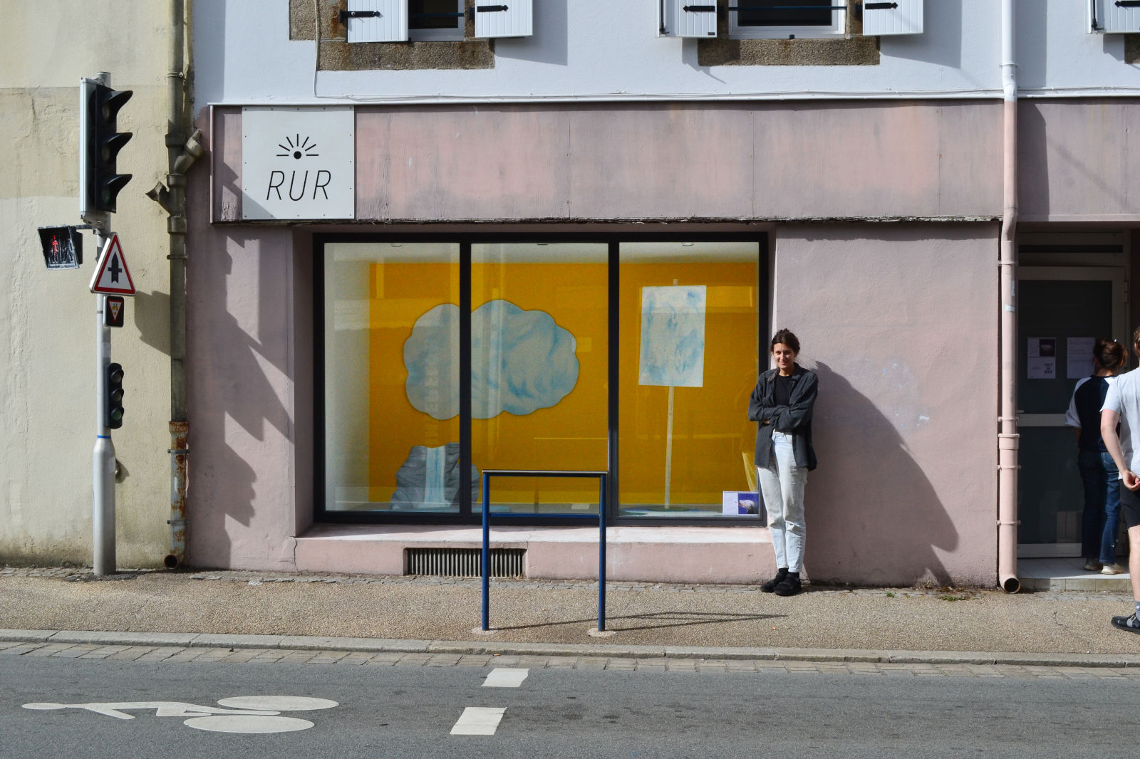 La vitrine du 204 rue Anatole France durant l'exposition TOUT VA BIEN de l'artiste Leah Geay.